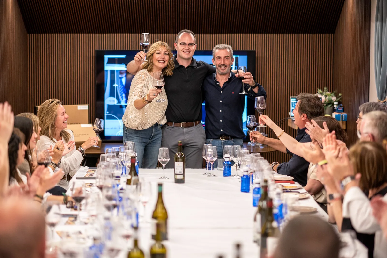 Brindis grupal con aplausos