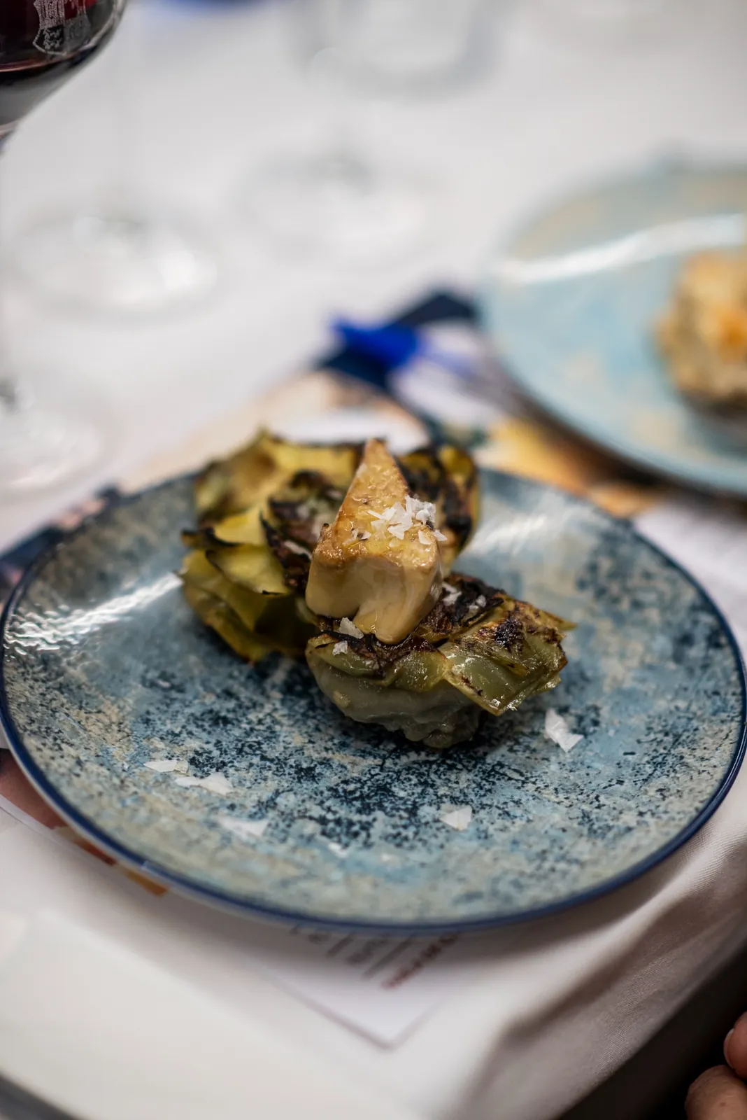 Pincho en plato azul con copa