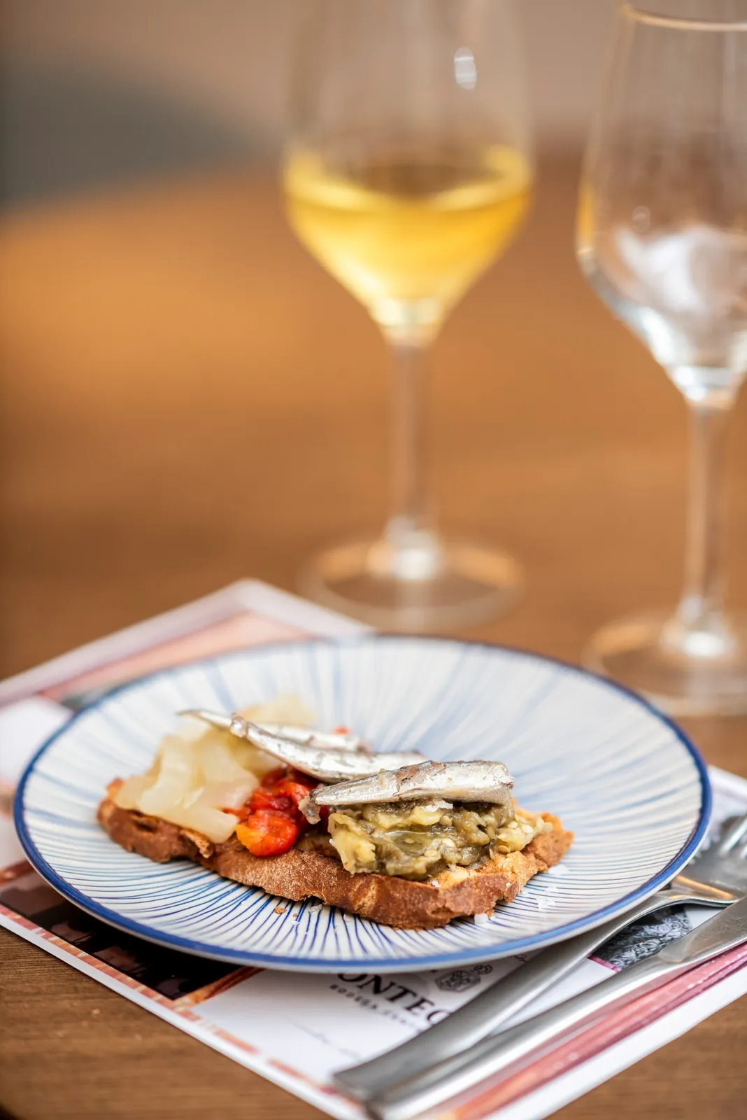Pincho de anchoas con copa de blanco