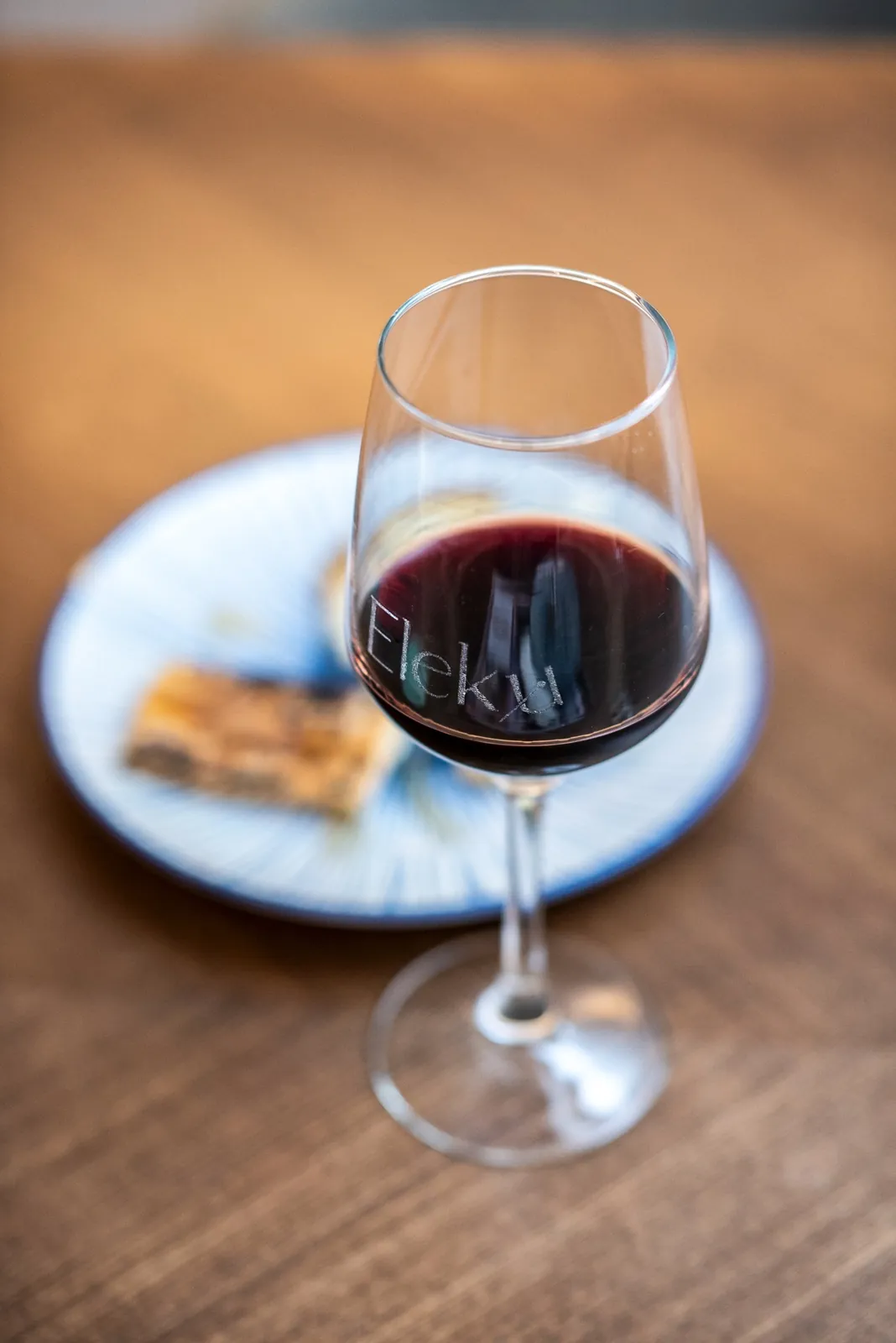 Copa Eleku de tinto con tosta