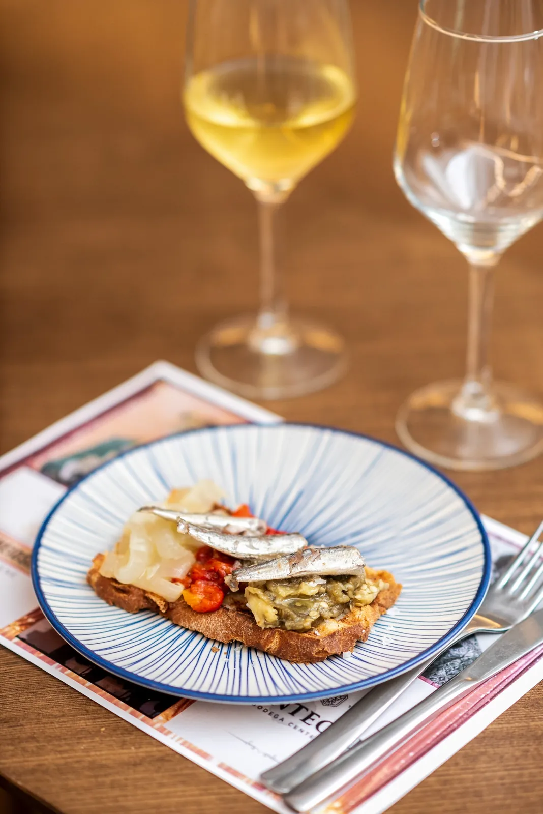 Pincho de sardina con copas de vino