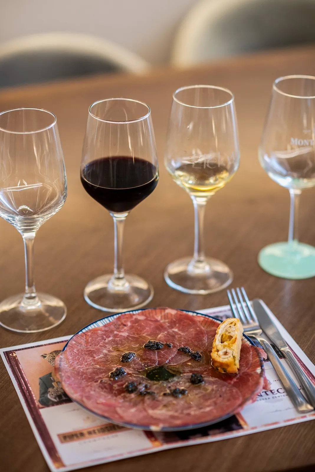 Carpaccio con cuatro copas del maridaje
