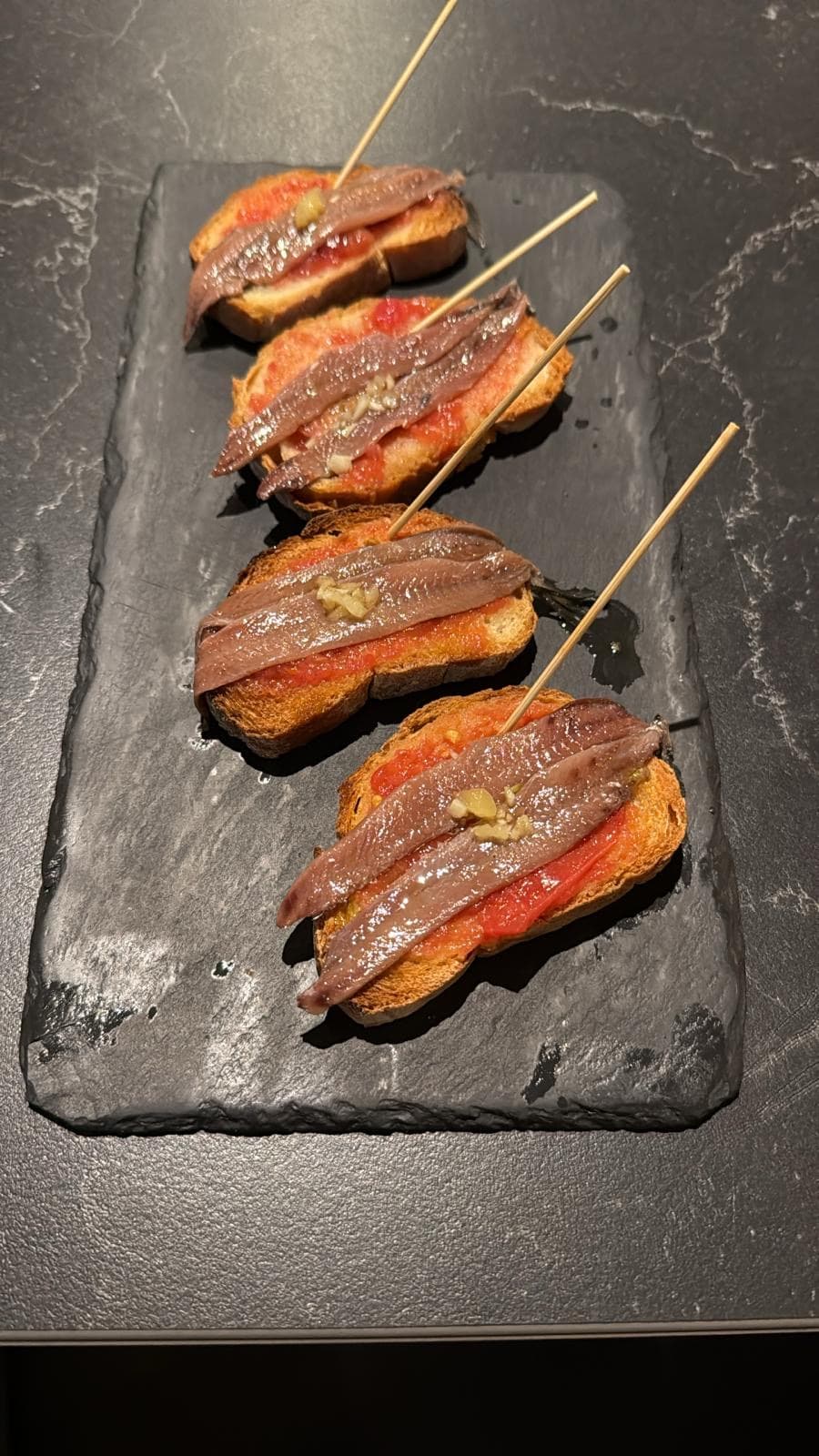 Anchoa salmuera en pan con tomate