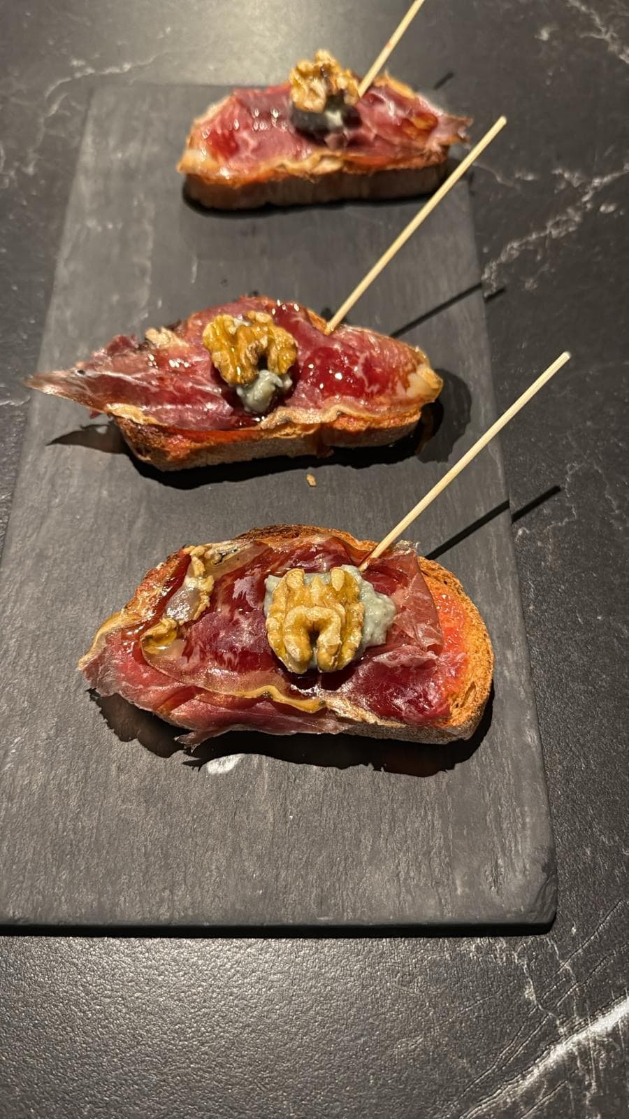 Cecina de león con roquefort y nueces