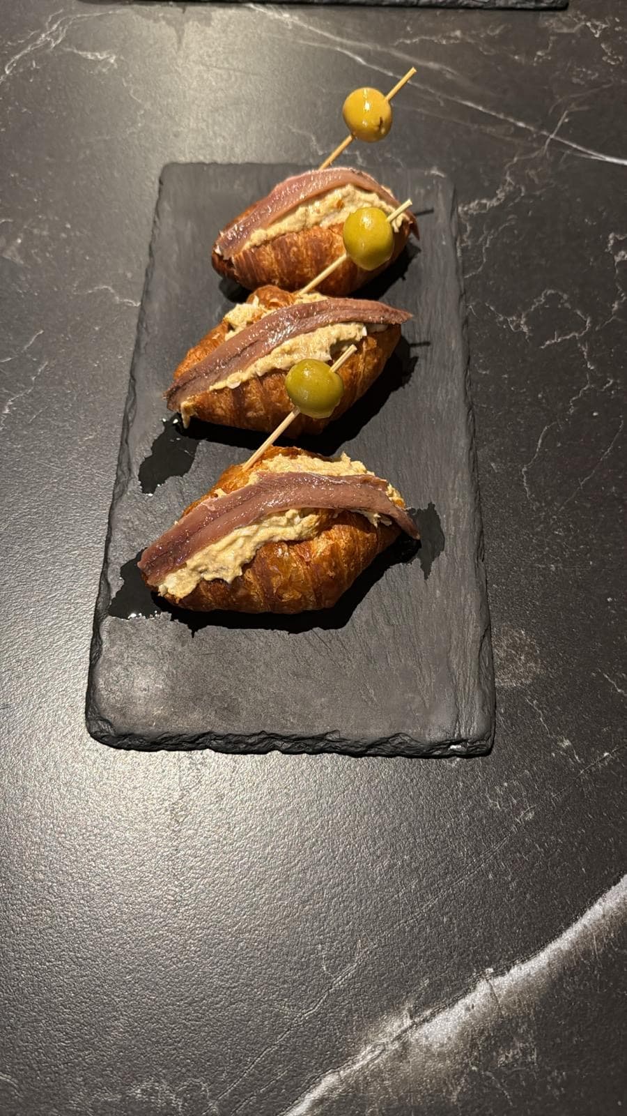 Mini croissant batido de atún con anchoas