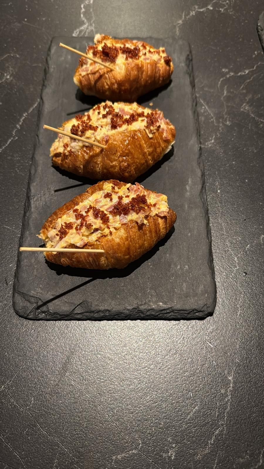 Mini croissant de jamón batido