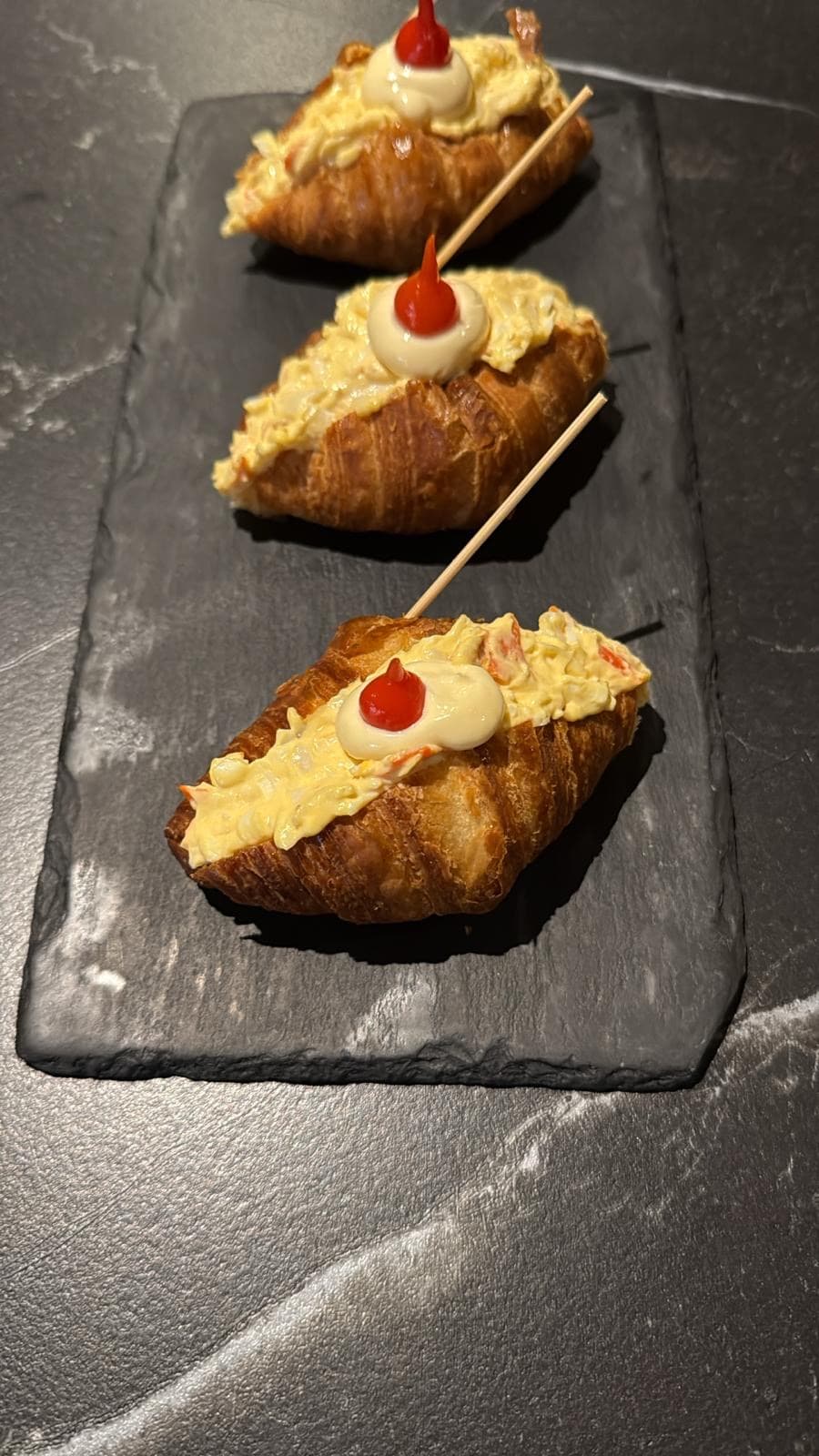 Mini croissant de batida de palito de cangrejo