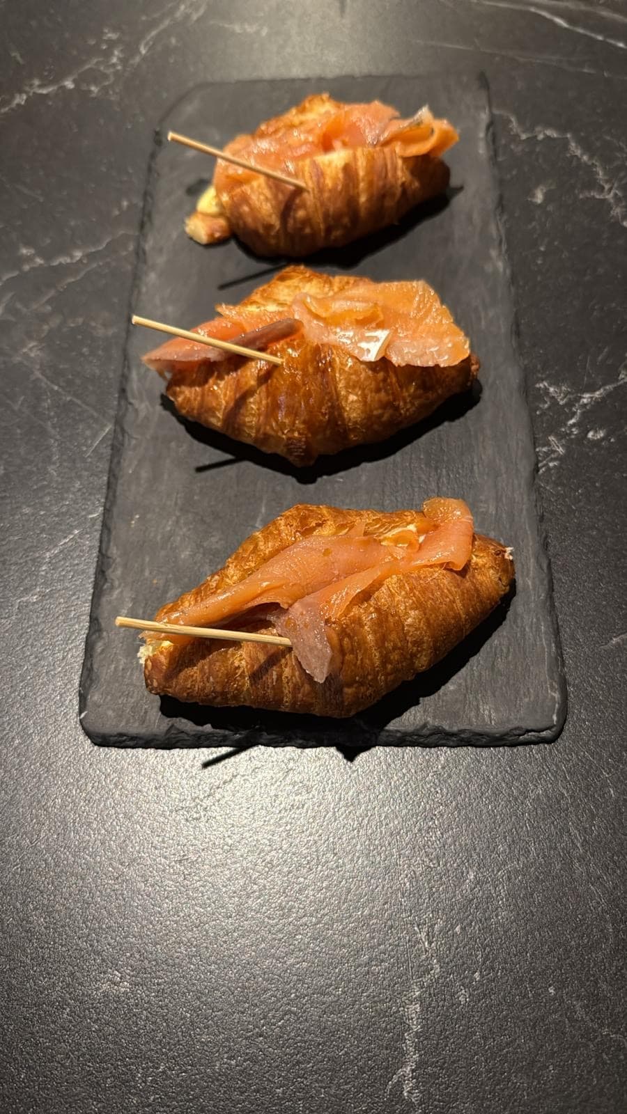 Mini croissant salmón y aguacate