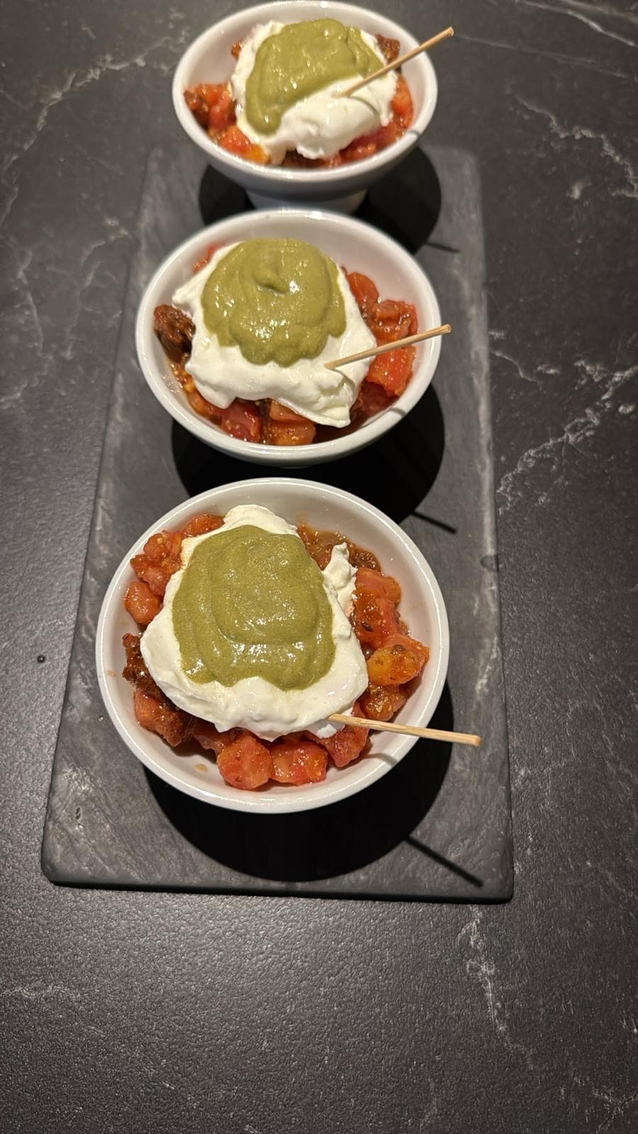 Tartar de tomate con burrata y pesto verde