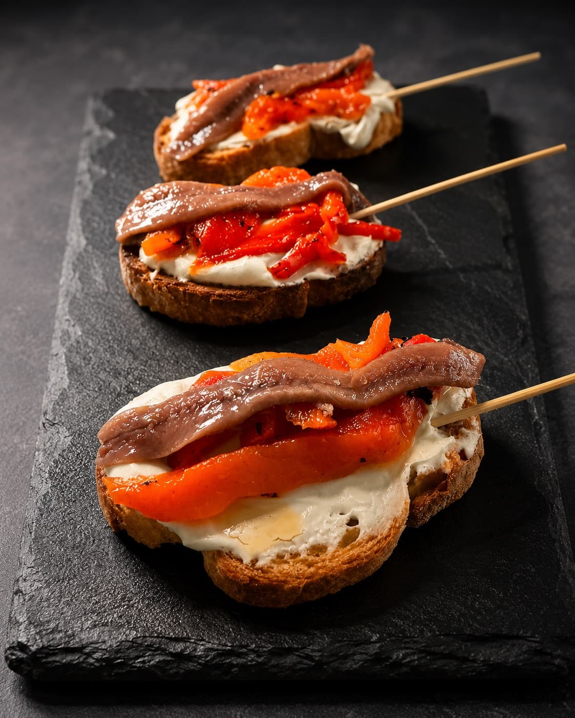 Cabrales con pimiento asado y anchoa