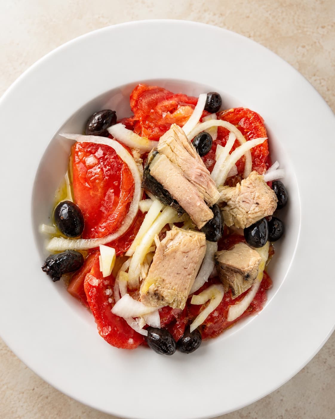 Ensalada de tomate rosa con bonito y cebolla de Fuentes