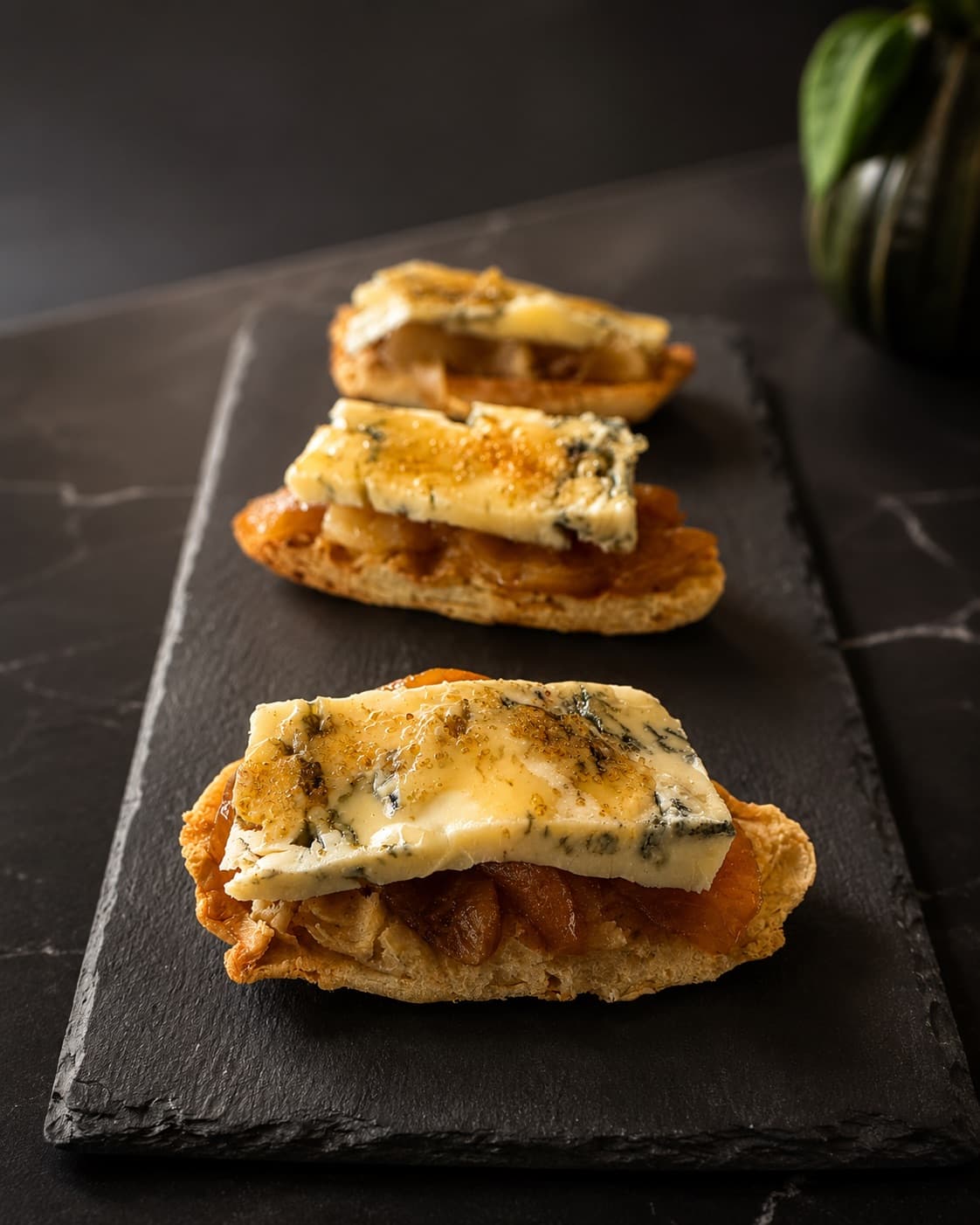 Tostada de gorgonzola con pera confitada y miel al Pedro Ximénez