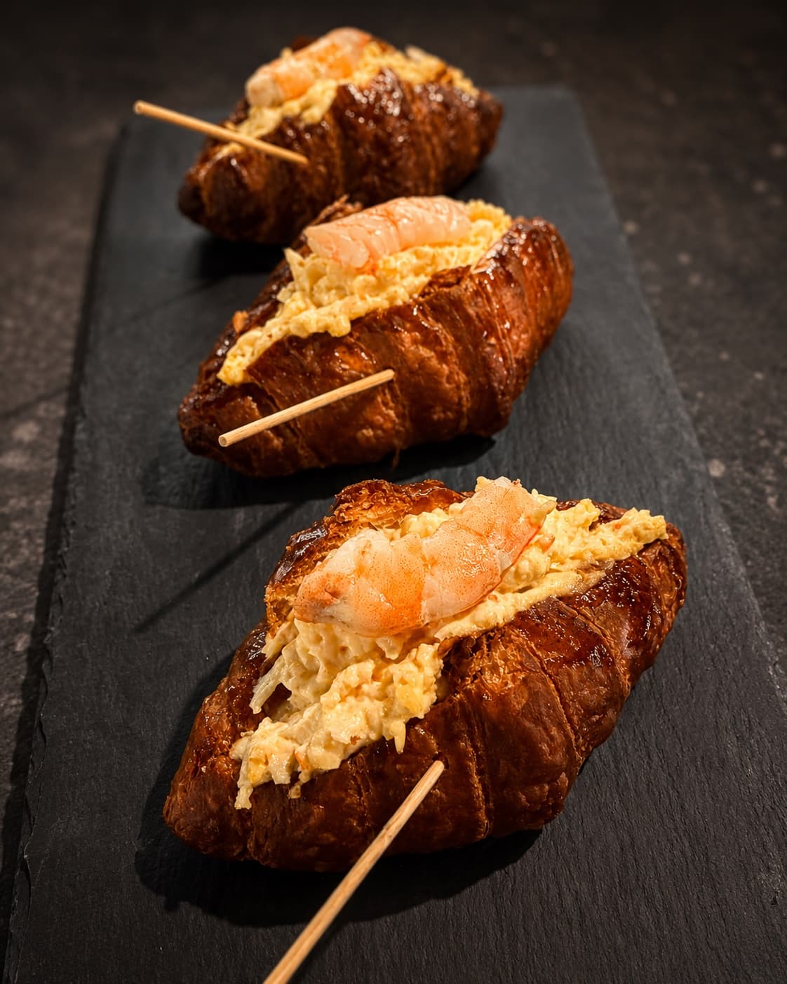 Mini croissant de batida de palito de cangrejo con langostinos