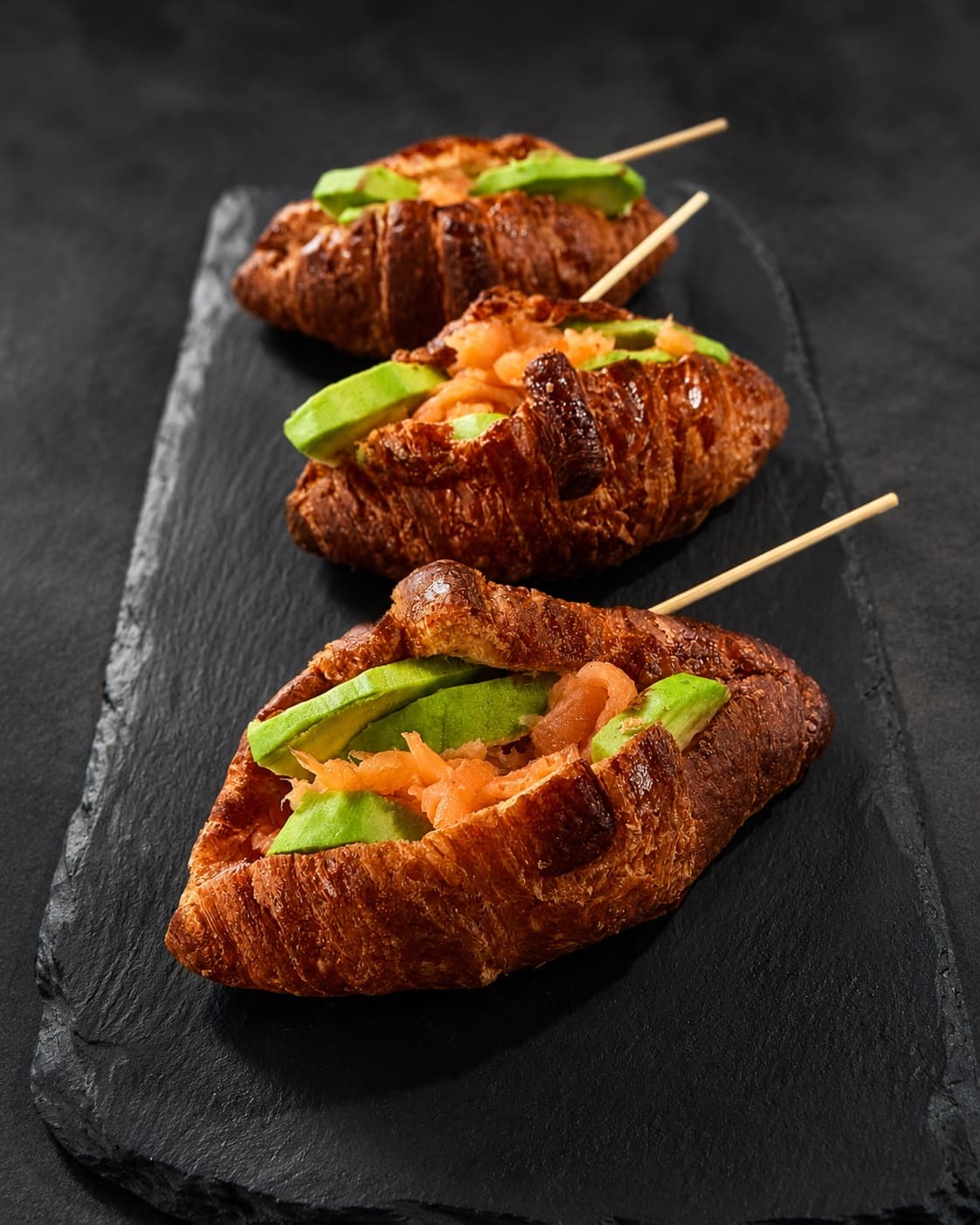 Mini croissant de salmón ahumado y aguacate
