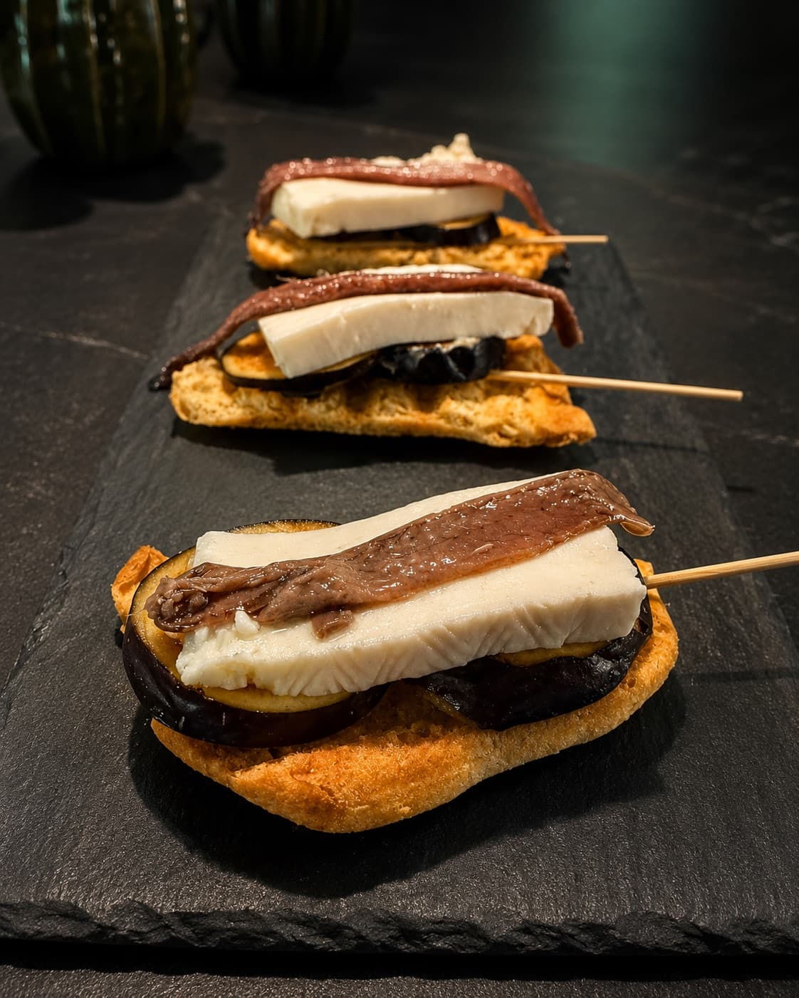 Queso fresco con higo y anchoa