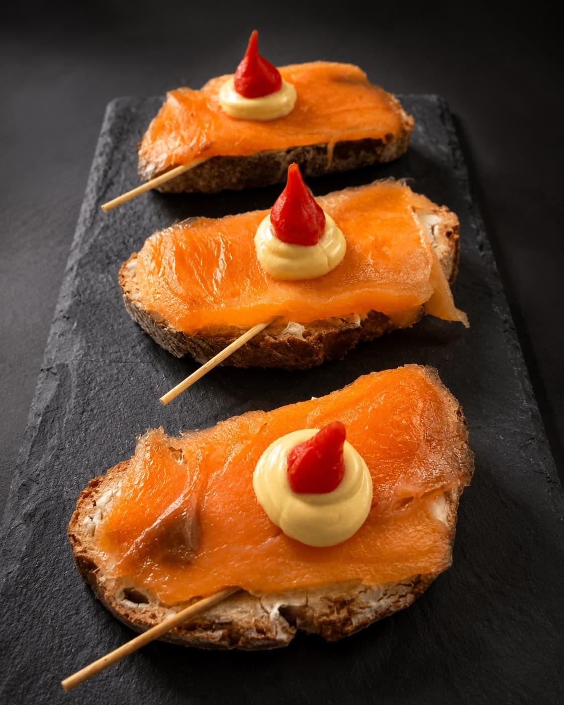Salmón ahumado con crema de queso y mayonesa
