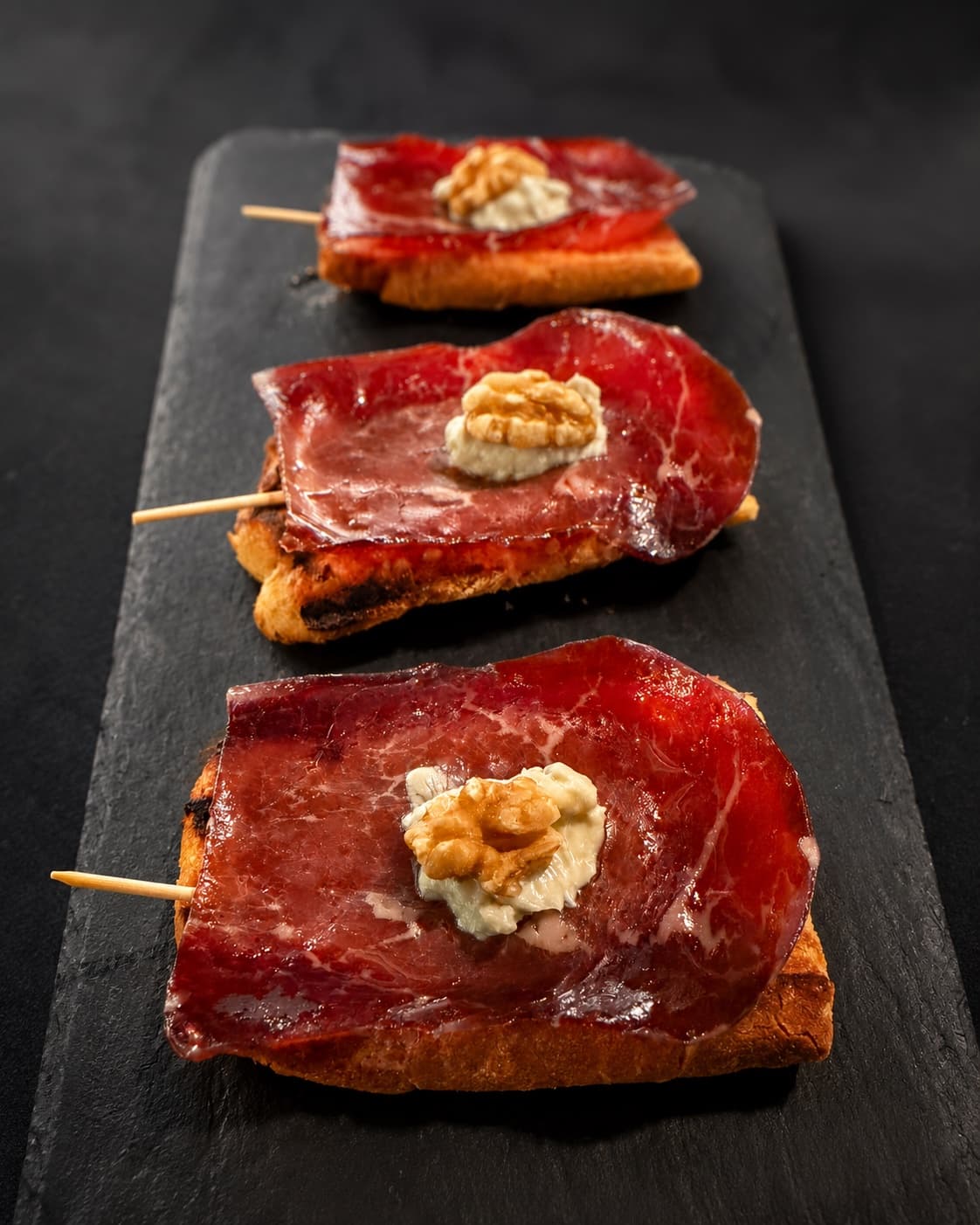 Tostada de cecina de León con roquefort y nueces