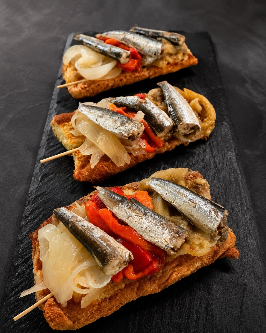 Tostada descamada con sardinillas en aceite