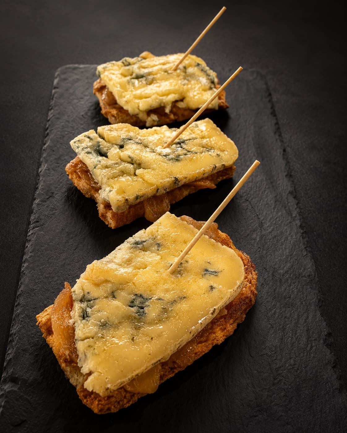 Tostada de gorgonzola con pera confitada y miel al Pedro Ximénez