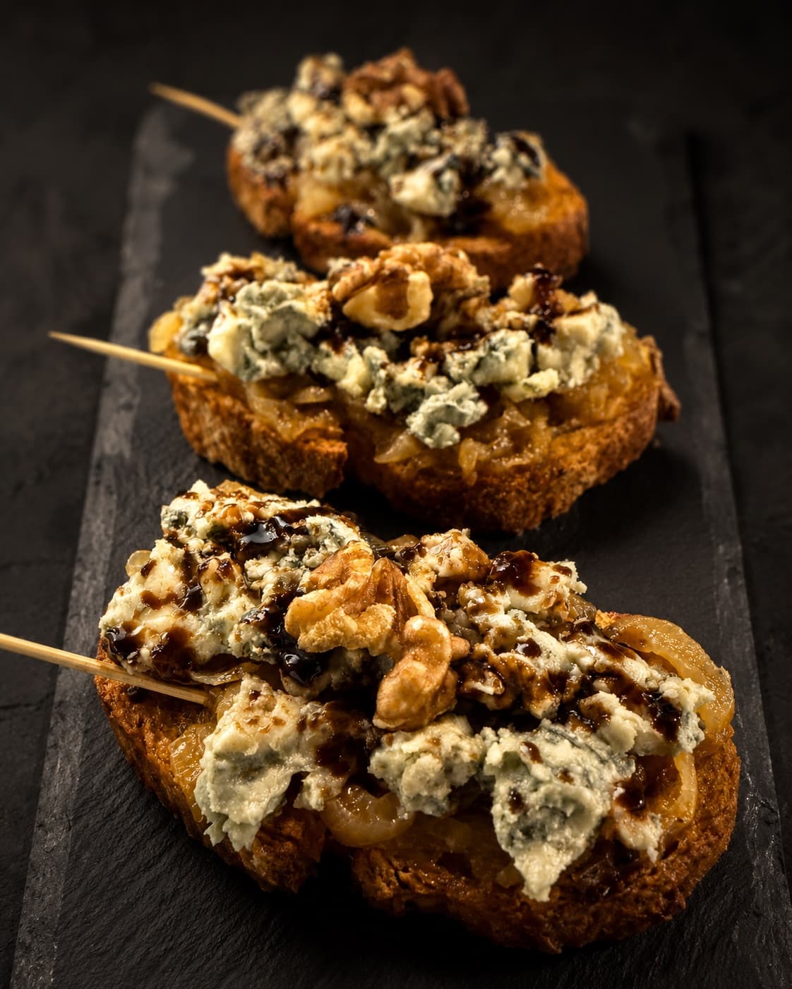 Tostada de roquefort, cebolla caramelizada y nueces